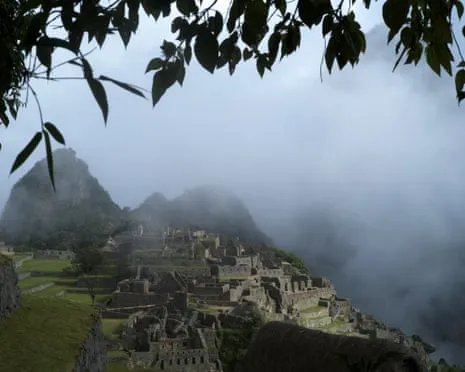 Rocks on Railway Lines Strand 900 Travelers near Machu Picchu